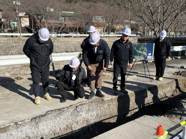 ▲포항시 맑은물사업본부가 1일 송라 공공하수처리시설 및 관로 정비사업 시공 현장을 찾아 점검을 실시하고 있다. ⓒ포항시 제공