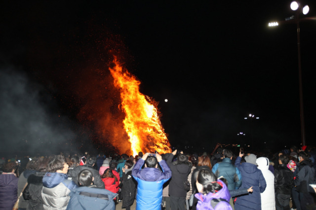 ▲(사진)은 지난 2018년 개최한 정월대보름 달집 축제 모습ⓒ포항시 제공