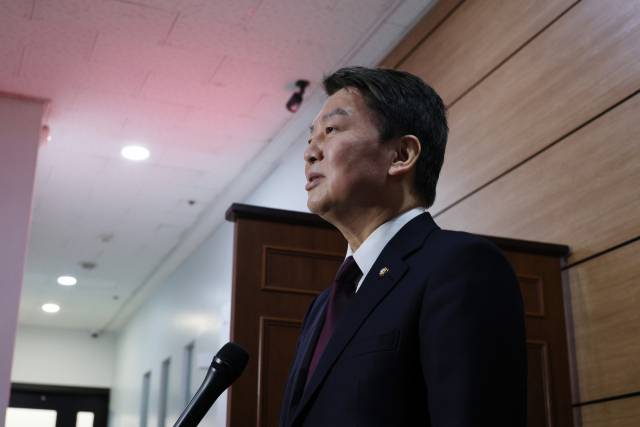 ▲국민의힘 당 대표 후보인 안철수 의원이 2일 오후 서울 마포구의 한 빌딩에서 열린 제66차 "더좋은 세상으로" 정례 세미나에서 강연에 앞서 취재진의 질문에 답하고 있다. ⓒ연합뉴스