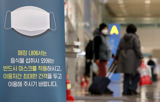 쇼핑몰 등 각종 실내 시설과 음식점, 카페, 버스 터미널, 지하철역 등에서는 마스크 착용 의무가 ‘권고’로 바뀐 가운데 지난달 31일 인천국제공항 내 패스트푸드점 입구에 마스크 착용 안내문이 설치되어 있다. 인천공항=뉴스1