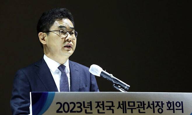 김창기 국세청장이 2일 오전 세종시 정부세종청사에서 열린 전국 세무관서장 회의에서 모두발언을 하고 있다.뉴스1