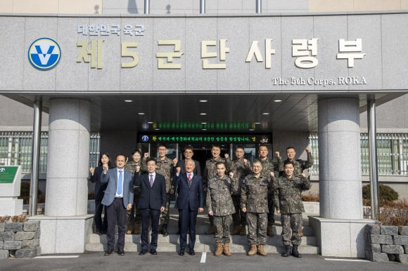 백석대·백석문화대가 육군 5군단과 군인 인성교육 추진 등을 위한 협약 체결 후 기념촬여을 하고 있다. 백석대 제공