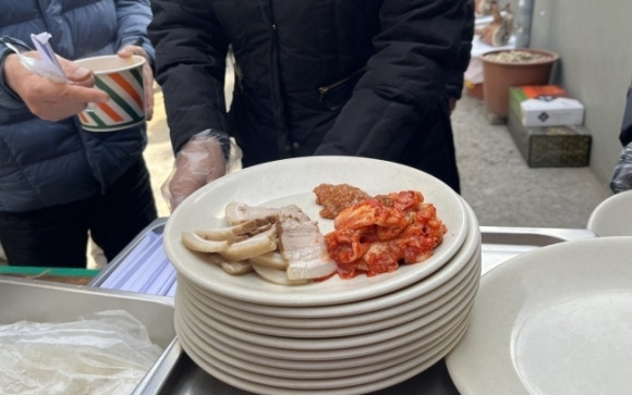 2일 오후 대구 북구 대현동 이슬람 사원 공사장 앞에서 사원 건립을 반대하는 주민들이 나눠먹은 돼지고기 수육. 연합뉴스