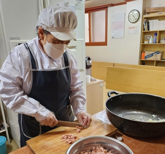 서울 노원구가 소규모 장애인 복지시설에서 채용하는 조리원의 인건비를 지원한다. 사진은 한 조리원이 음식을 하고 있는 모습. 노원구 제공