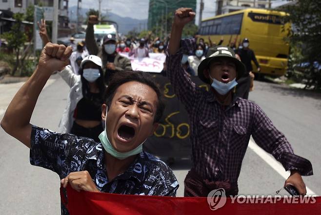 미얀마 군부독재에 대한 시민들의 항의시위 [EPA 연합뉴스 자료사진. 재판매 및 DB 금지]
