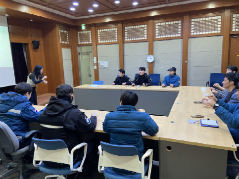 지난 2일 행정안전부 과천청사관리소 직원을 대상으로 열린 ‘찾아가는 한국수어 문화학교’ 현장 모습(사진=국립국어원).