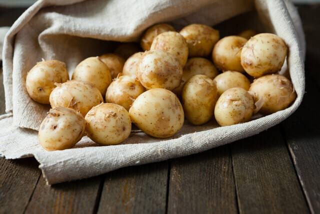 전날 감자를 삶아 껍질을 벗겨 놓으면 아침에 간편하게 영양소를 섭취할 수 있다. [사진=게티이미지뱅크]