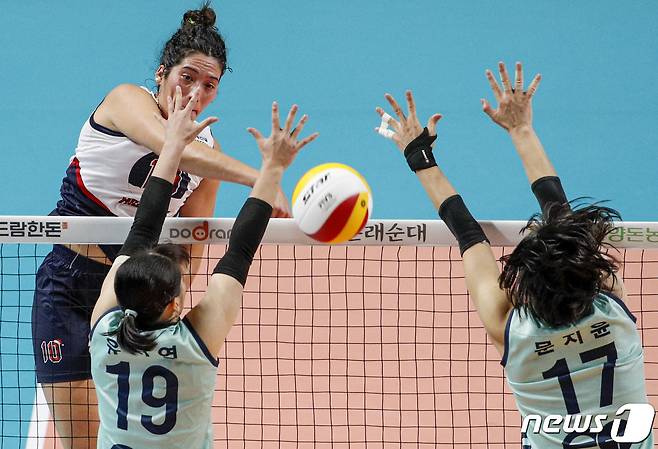 부상으로 뛰지 못하는 야스민. /뉴스1 ⓒ News1 김도우 기자