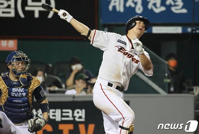 6일 대전 중구 한화생명 이글스파크에서 열린 프로야구 '2022 신한은행 SOL KBO리그' NC 다이노스와 한화 이글스 경기에서 7회말 2사 2, 3루 상황 한화 김인환이 삼진을 당하자 안타까워 하고 있다. 2022.7.6/뉴스1 ⓒ News1 김기태 기자