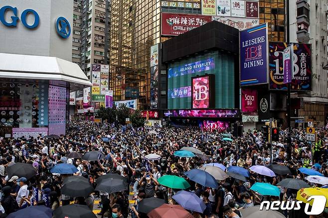 2020년 5월24일(현지시간) 홍콩 코즈웨이베이 지역에서 홍콩 시민들이 중국 정부의 '홍콩 국가보안법' 제정 추진 반대 시위를 벌이고 있다. ⓒ AFP=뉴스1
