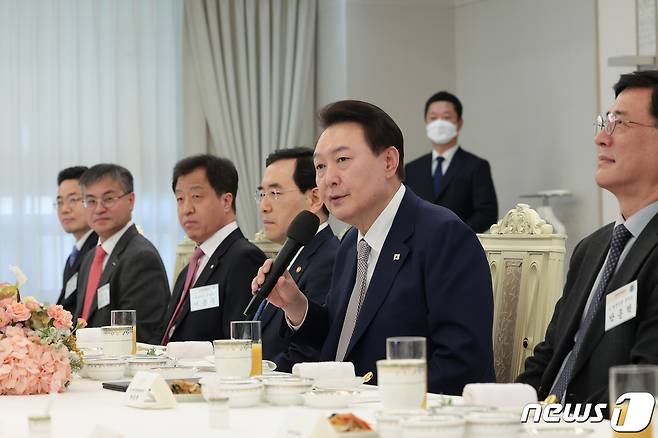 윤석열 대통령이 3일 용산 대통령실 청사에서 열린 바라카 원전 관련 기업인 오찬 간담회에서 모두발언을 하고 있다. (대통령실 제공) 2023.2.3/뉴스1 ⓒ News1 오대일 기자