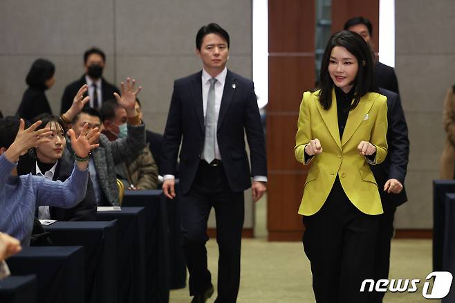 김건희 여사가 3일 오후 서울 용산구 백범김구기념관에서 열린 제3회 한국수어의 날 기념식에 참석, '안녕하세요'를 수어로 표현하며 입장하고 있다. (대통령실 제공) 2023.2.3/뉴스1 ⓒ News1 오대일 기자