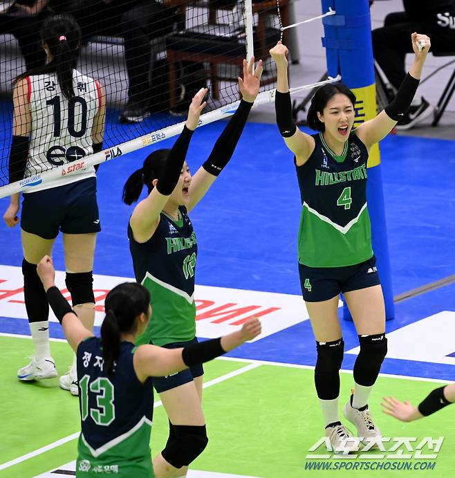V리그 여자부 현대건설과 GS칼텍스의 경기가 2일 수원실내체육관에서 열렸다. 현대건설 황연주 이다현 정지윤이 블로킹을 성공한 후 환호하고 있다. 수원=허상욱 기자wook@sportschosun.com/2023.02.02/