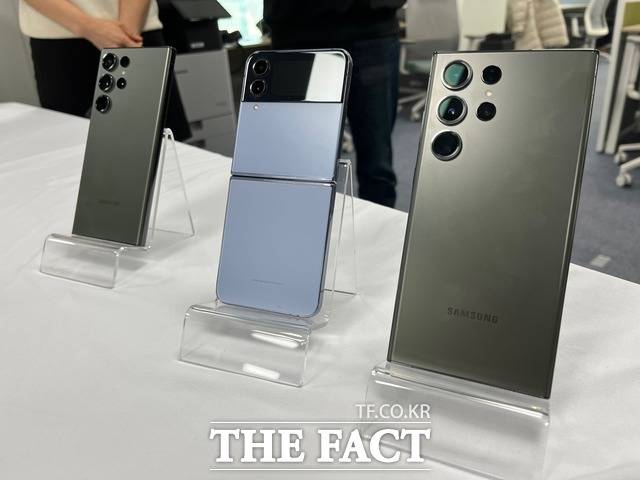 갤럭시S23 시리즈는 퀄컴의 '갤럭시용 스냅드래곤8 2세대' 애플리케이션 프로세서와 개선된 베이퍼챔버를 탑재해 전작 대비 발열 제어 성능을 강화했다. 사진은 갤럭시S23 울트라 모델 사이에 놓인 갤럭시Z플립4의 모습. /최문정 기자