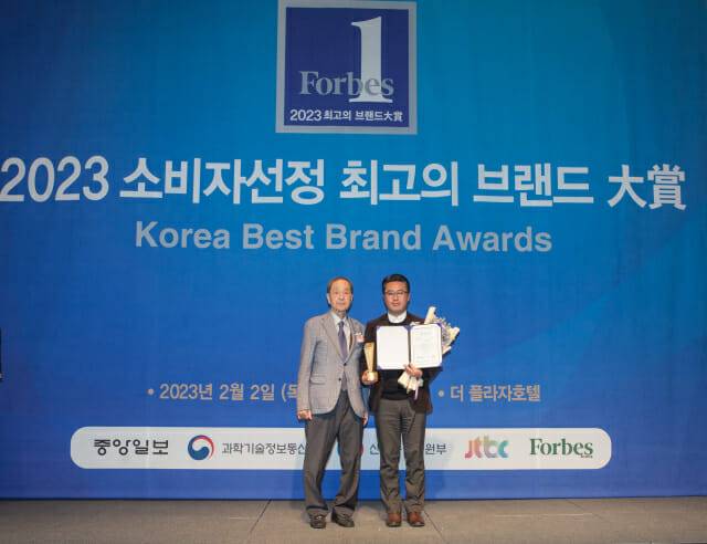 이명호 심사위원장(왼쪽)과 손동식 스마트카라 영업팀장(오른쪽)이 지난 2일 열린 ‘2023 소비자선정 최고의 브랜드 대상’ 시상식에 참여해 기념촬영을 하고 있다. (사진=스마트카라)