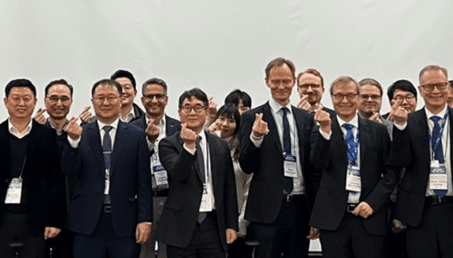 박성수 ETRI 단장과 페트리 펠토넨 핀라드 경제고용부 차관(앞줄 왼쪽 세번째부터)을 비롯한 참석자들이 워크숍 후 기념사진을 촬영하고 있다. (사진=미래양자융합포럼)