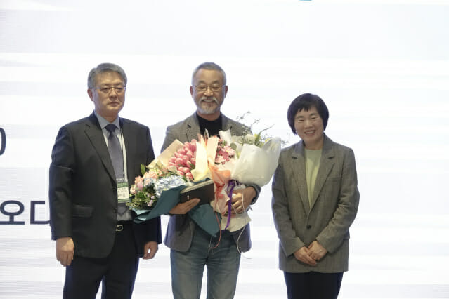 현진오 한국식물분류학회 회장과 2회 죽파상 수상자 김승철 교수, 그리고 고 이우철 박사의 딸 이선기 씨(왼쪽부터) [사진=한국식물분류학회]