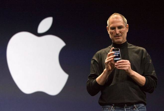 2007년 1월 스티브 잡스 애플 공동 창업자가 1세대 아이폰을 소개하고 있다. [사진출처=EPA 연합뉴스]