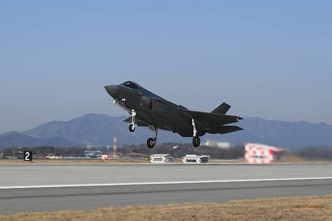한국 공군 스텔스 전투기 F-35A ‘프리덤 나이트(Freedom Knight)’가 3일오후, 한미 연합공중훈련을 위해 청주기지 활주로에서 이륙하고 있다. /공군