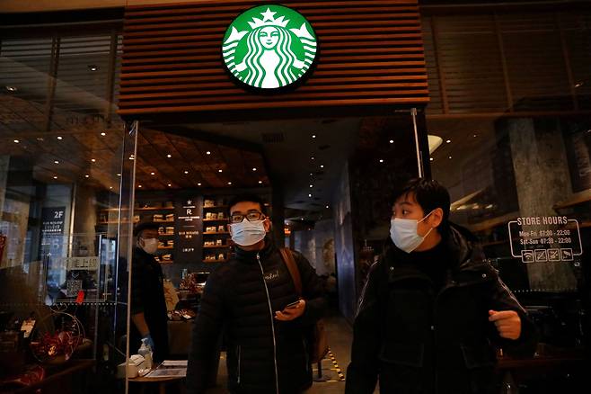 18일 중국 베이징의 스타벅스 플래그십 스토어를 떠나는 사람들. / 로이터=연합뉴스