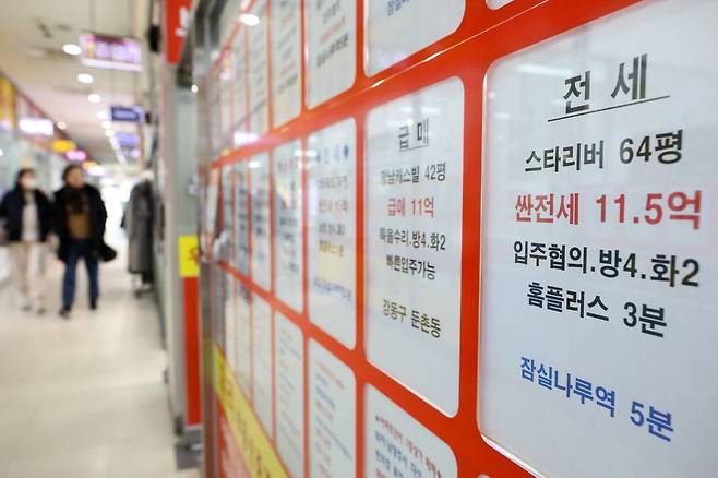 2일 서울 시내의 한 공인중개사무소에 전세 매물 안내가 붙어있다. /뉴스1