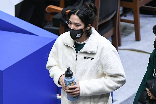 허리 통증으로 이탈해 있는 야스민. ⓒ KOVO