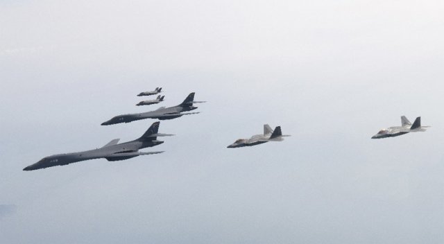 1일 서해 상공에서 진행된 한미 연합공중훈련에 참가한 미군 전략폭격기 B-1B(가운데 2대)와 F-22 스텔스 전투기(오른쪽 
2대), 한국 공군 스텔스 전투기 F-35A(왼쪽 2대)가 편대 비행을 하고 있다. 이날 훈련엔 미군 F-35B도 참가했다. 
북한의 잇따른 도발로 군사적 긴장이 극도로 고조됐던 2017년 12월 이후 5년여 만에 이례적으로 미 공군 핵심 전력이 한꺼번에 
한반도로 출격했다. 북핵 억지를 위해 미국이 한국에 제공하는 핵우산(확장억제)이 공고하다는 점을 한미가 과시한 것으로 풀이된다. 국방부 제공