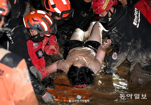 <사건사고 뉴스> 9월 초 슈퍼 태풍 ‘힌남노’ 가 경북 포항과 경주 등 영남 해안지역에 집중호우를 뿌려 인명과 재산 피해가 속출했다.포항 남구 인덕동에 있는 한 아파트의 주차장이 침수되자 주민들이 차를 빼러 갔다가 6명이 사망하는 안타까운 사고가 발생한 가운데 30대와 50대 남녀 2명이 생존 상태로 구조됐다.이들은 침수된 지하 주차장 내 호흡이 가능한 공간에서 13, 15시간 씩을 버티며 살아날 수 있었다. 6일 저녁 9시 47분 침수된 지하주차장에서 김모(52)씨가 기적적으로 구조되고 있다. / 서재훈 한국일보 기자