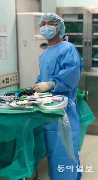 수술 준비를 하고 있는 강해룡 씨.
