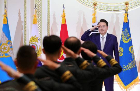 윤석열 대통령이 3일 청와대 영빈관에서 열린 상반기 육군ㆍ해군ㆍ해병대ㆍ공군 준장 진급자 및 진급 예정자 삼정검 수여식에서 진급 장성으로부터 거수경례를 받고 있다.  [대통령실통신사진기자단]