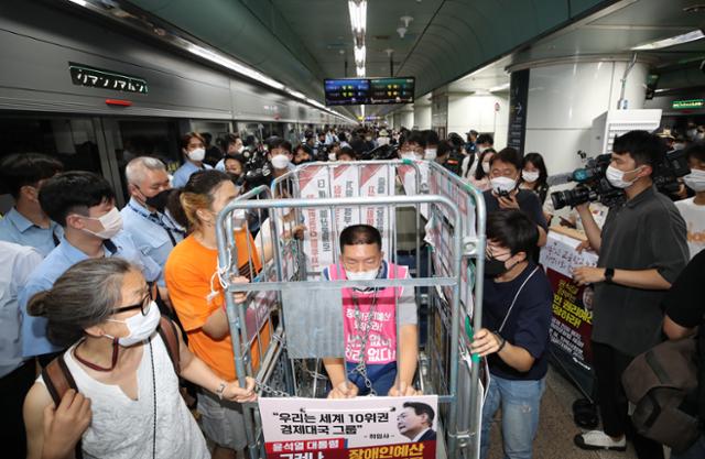 지난해 8월 1일 전국장애인차별철폐연대가 서울 종로구 5호선 광화문역 승강장에서 장애인 권리 예산 반영 등을 요구하며 '제34차 출근길 지하철 탑니다' 시위를 하고 있다. 뉴시스