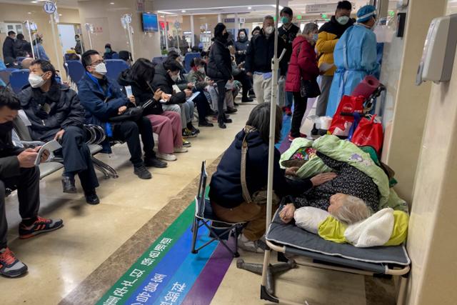 지난 5일 중국 베이징의 한 병원 응급실 복도에 환자들이 대기하고 있다. 베이징= AP 연합뉴스
