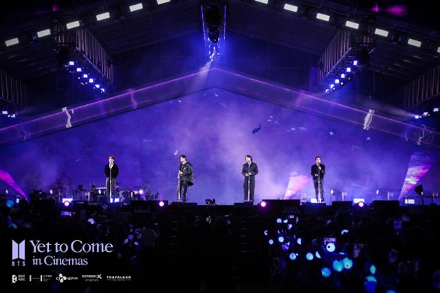 방탄소년단 영화 '방탄소년단: 옛 투 컴 인 시네마'가 팬들을 만나고 있다. 이 작품은 'BTS 인 부산' 콘서트의 폭발적인 무대와 생생한 현장의 열기를 보여준다. 주식회사 하이브 제공