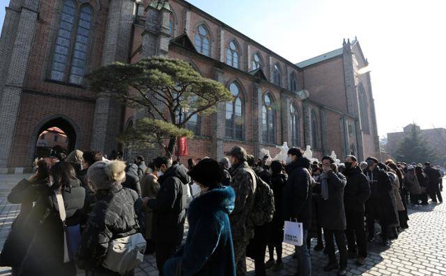 지난해 12월 25일 서울 중구 명동성당에서 천주교 신자들이 아기 예수 탄생의 의미를 되새기는 예수 성탄 대축일 미사에 참석하기 위해 길게 줄을 서 있다. 뉴스1