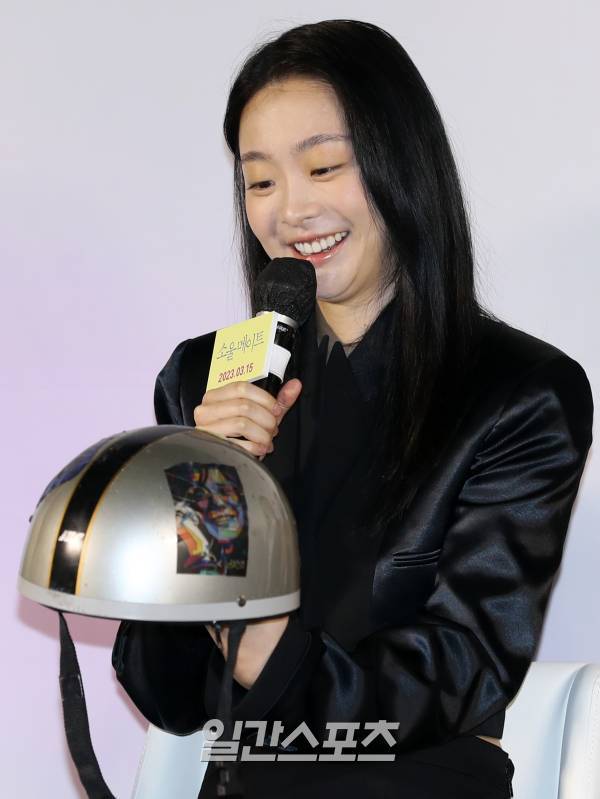 배우 김다미가 3일 오전 서울 광진구 롯데시네마 건대입구에서 진행된 영화 ‘소울메이트’ 제작보고회에 참석해 캐릭터 소개를 하고 있다. '소울메이트'는 첫 만남부터 서로를 알아본 두 친구 미소(김다미)와 하은(전소니) 그리고 진우(변우석)가 기쁨, 슬픔, 설렘, 그리움까지 모든 것을 함께 한 이야기를 그린다. 오는 3월 개봉 예정이다. 서병수 기자 qudtn@edaily.co.kr /2023.02.03.