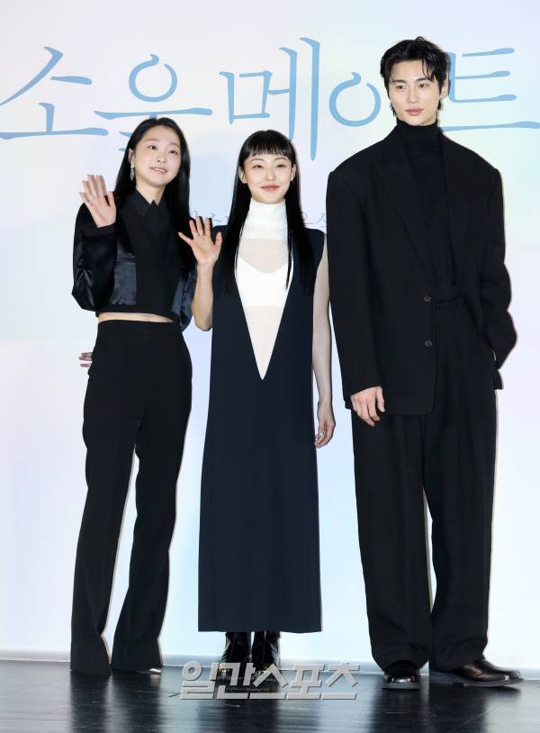 배우 김다미, 전소미, 변우석이 3일 오전 서울 광진구 롯데시네마 건대입구에서 진행된 영화 ‘소울메이트’ 제작보고회에 참석해 포토타임을 갖고 있다. '소울메이트'는 첫 만남부터 서로를 알아본 두 친구 미소(김다미)와 하은(전소니) 그리고 진우(변우석)가 기쁨, 슬픔, 설렘, 그리움까지 모든 것을 함께 한 이야기를 그린다. 오는 3월 15일 개봉한다. 서병수 기자 qudtn@edaily.co.kr /2023.02.03.