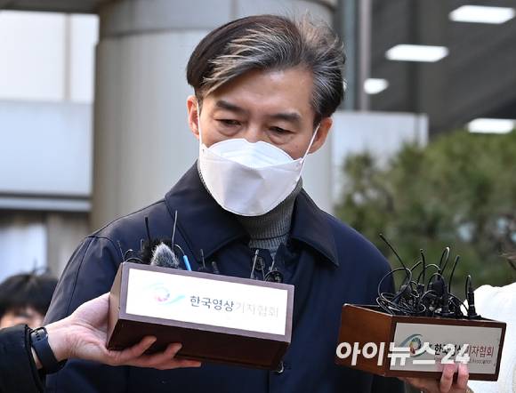 자녀 입시비리와 감찰 무마 혐의로 기소된 조국 전 법무부 장관이 3일 오후 서울중앙지법에서 열린 1심 선고공판에 출석한 후 법원을 나서고 있다. 서울중앙지법 형사합의21-1부(부장판사 마성영 김정곤 장용범)는 3일 뇌물수수, 위계에 의한 공무집행방해, 업무방해 등 혐의로 기소된 조 전 장관에게 징역 2년에 추징금 600만원을 선고했다. [사진=김성진 기자]