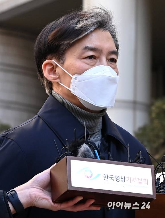 자녀 입시비리와 감찰 무마 혐의로 기소된 조국 전 법무부 장관이 3일 오후 서울중앙지법에서 열린 1심 선고공판에 출석한 후 법원을 나서고 있다. 서울중앙지법 형사합의21-1부(부장판사 마성영 김정곤 장용범)는 3일 뇌물수수, 위계에 의한 공무집행방해, 업무방해 등 혐의로 기소된 조 전 장관에게 징역 2년에 추징금 600만원을 선고했다. [사진=김성진 기자]