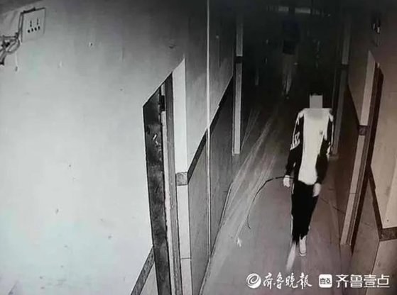 지난해 10월 14일 중국 장시성의 한 중학교에서 실종된 후모군(15)의 마지막 모습이 찍힌 교내 CCTV. 사진 중국신문망 캡처