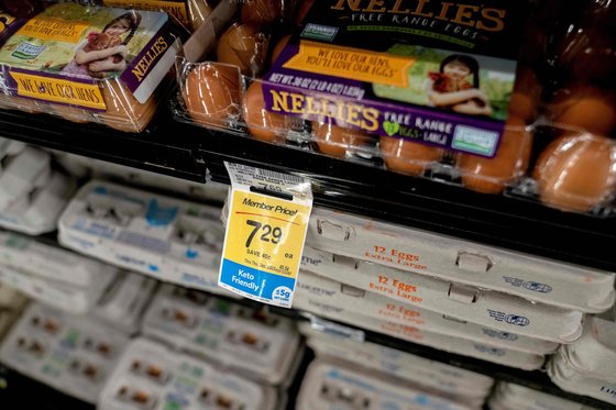 지난달 19일(현지시각) 워싱턴 DC의 한 식료품점에 진열된 계란. 전국의 닭 농장에 영향을 미친 조류독감 때문에 계란 가격이 지난해보다 상승했다. AFP=연합뉴스