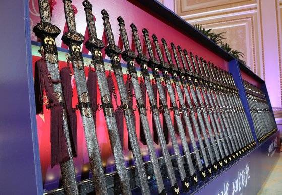 준장 진급자에 수여되는 삼정검. 삼정검의 '삼정'은 육·해·공군이 일치하여 호국·통일·번영의 3가지 정신 달성을 의미한다. 연합뉴스