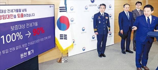 원희룡 국토교통부 장관이 2일 정부서울청사에서 열린 전세사기 대책 관계장관회의에서 합동브리핑을 하고 있다. 왼쪽부터 윤희근 경찰청장, 추경호 부총리 겸 기획재정부 장관, 한동훈 법무부 장관, 원 장관. /허문찬 기자