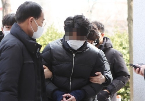 지난달 20일 오토바이 배달원을 치어 숨지게 한 의사가 영장실질심사를 받기 위해 인천지방법원에 들어가고 있다.|연합뉴스 제공