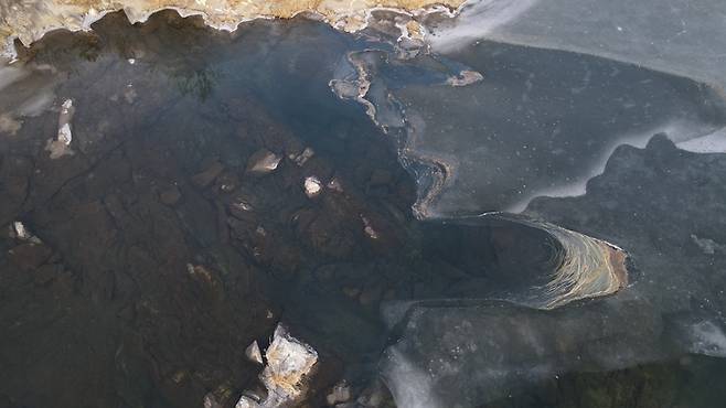 경남 산청군 금서소수력발전소에서 유출된 기름에 오염된 엄천강의 모습.