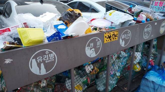 전북 전주시 인후동 주택가 분리수거함에 재활용 쓰레기가 무분별하게 버려져 있다.