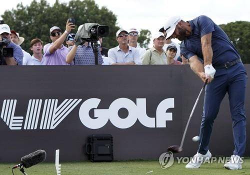 LIV 골프에서 경기하는 존슨.
[AP=연합뉴스]