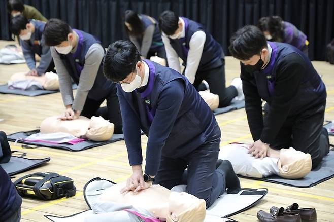 편의점 CU를 운영하는 BGF리테일 직원들이 심폐소생술 교육을 받고 있는 모습. [사진 제공 = BGF리테일]