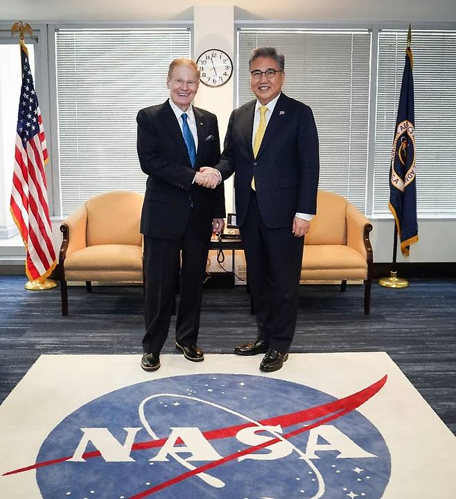 미국을 방문 중인 박진 외교부 장관(오른쪽)이 2일(현지시간) 미 항공우주청(NASA)를 방문해 빌 넬슨 청장과 악수를 나누고 있다. <사진제공=외교부>