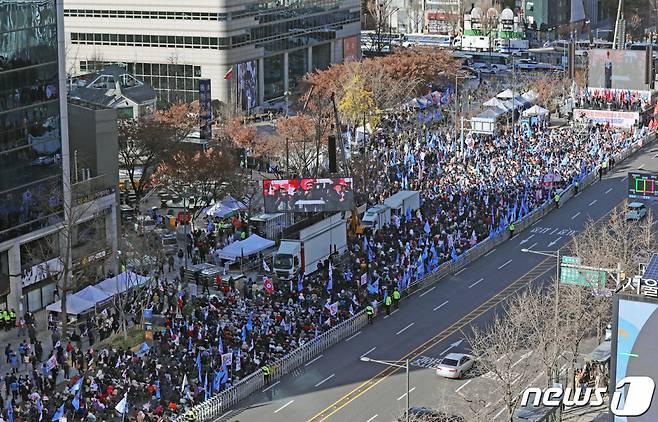 자유통일당 등 보수단체가 지난해 11월 26일 서울 중구 세종대로에서 집회를 하고 있다. /사진=뉴스1