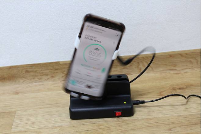 휴대폰을 흔들어 걸음 수를 올려주는 '걷기 기계' [인터넷 캡처]